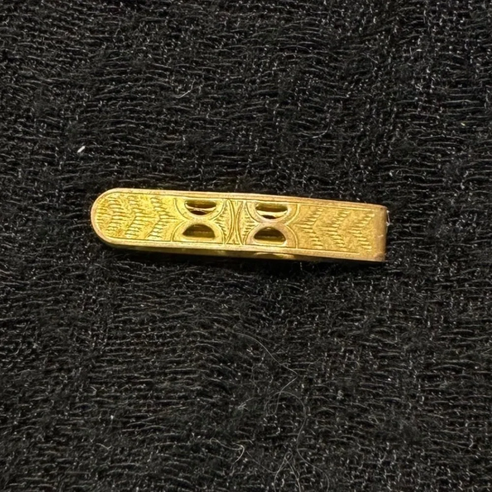 Vintage WILSNAP Gold Tone Engraved Tie‎ Clip Mid Century Tiki